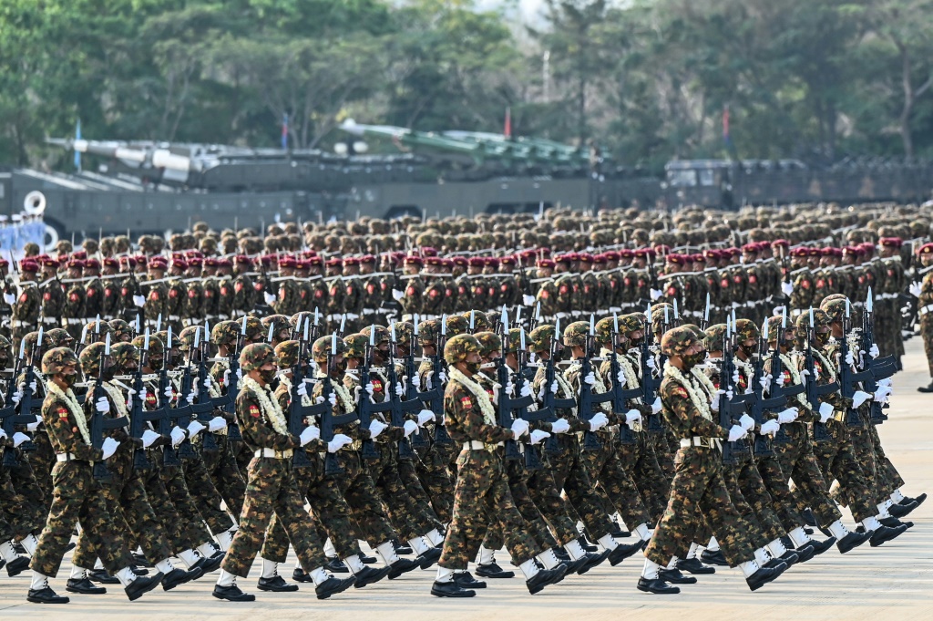 جانب من المشاركين في العرض العسكري بمناسبة "يوم القوات المسلحة" في نايبيداو في 27 آذار/مارس 2022(ا ف ب)