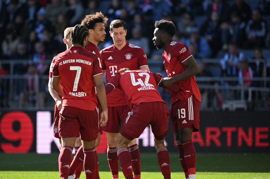 لاعبو بايرن ميونيخ يحتفلون بهز شباك أرمينيا بيليفيلد (3-صفر) في الدوري الألماني في 17 نيسان/أبريل 2022 (ا ف ب)