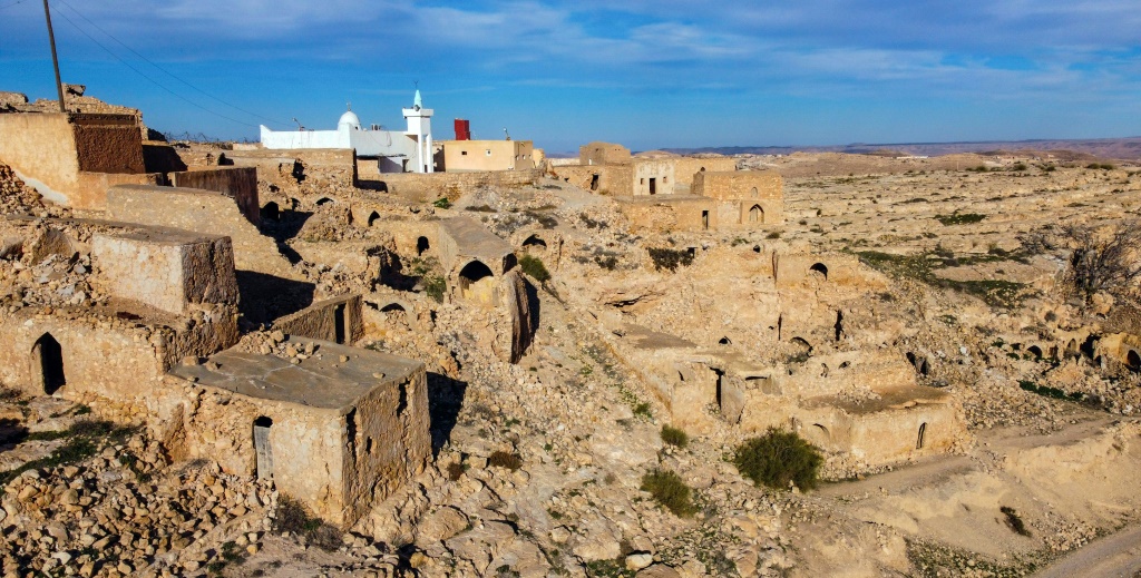 "بيوت حفر" في مدينة غريان الجبلية في شمال غرب ليبيا في الخامس من شباط/فبراير 2022 (ا ف ب)