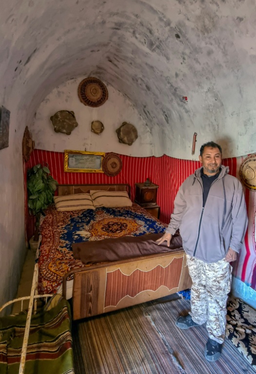  أحد السكان يظهر غرفة النوم داخل "داموس" في مدينة غريان الليبية في الخامس من شباط/فبراير 2022 (ا ف ب)