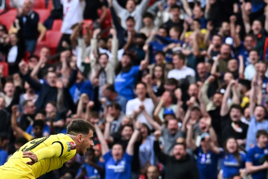 لاعب تشلسي مايسون ماونت يحتفل بالهدف الثاني في مرمى كريستال بالاس في نصف نهائي كأس إنكلترا لكرة القدم. لندن في 17 نيسان/أبريل 2022 (ا ف ب)