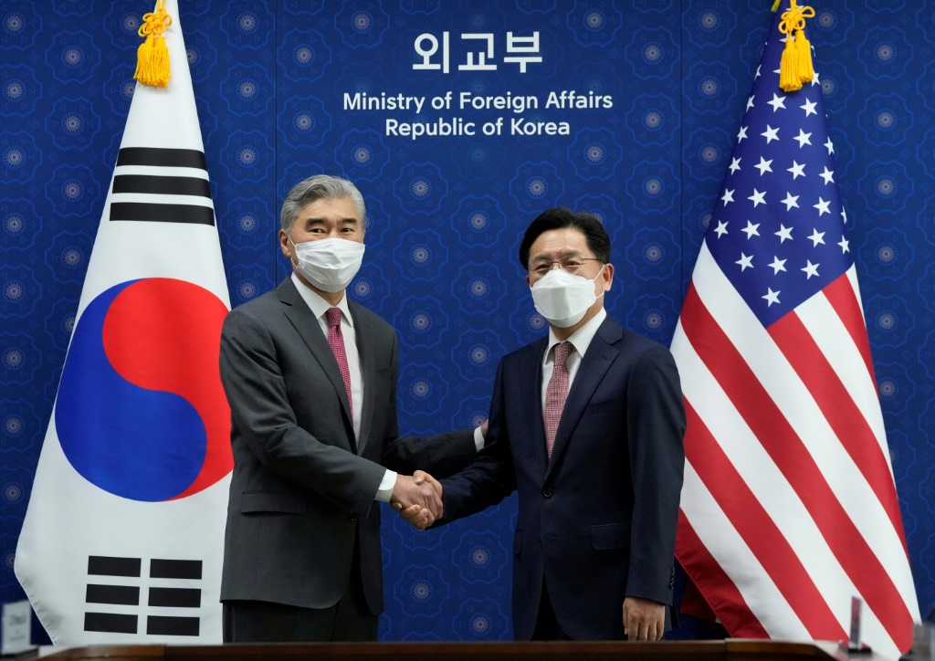 المبعوث الأميركي الخاص المكلف ملف كوريا الشمالية سونغ كيم (يسار) في سيول أثناء مصافحته نظيره الكوري الجنوبي نوه كيو-دوك بتاريخ 18 نيسان/أبريل 2022 (ا ف ب)
