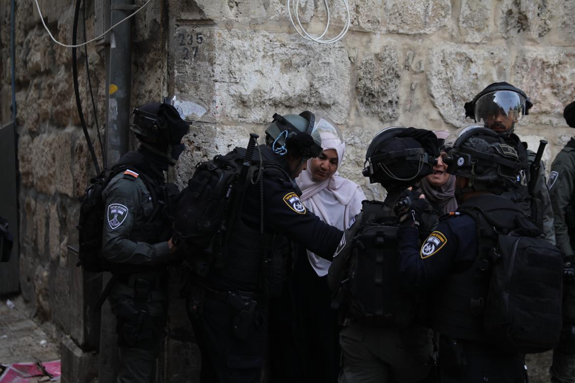 القوات الاسرائلية وهي تعتقل مواطنين فلسطنين (وفا)