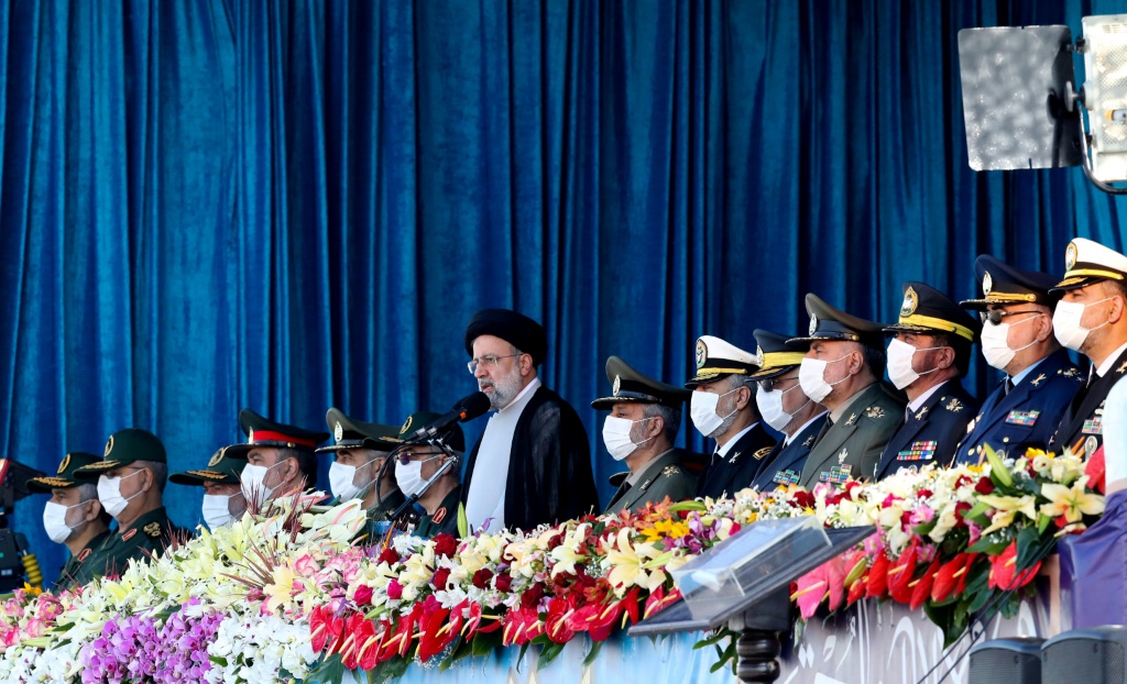 صورة وزعتها الرئاسة الإيرانية في 18 نيسان/ابريل 2022 تظهر الرئيس الإيراني ابراهيم رئيسي لدى حضوره عرضا عسكريا في طهران (أ ف ب)   