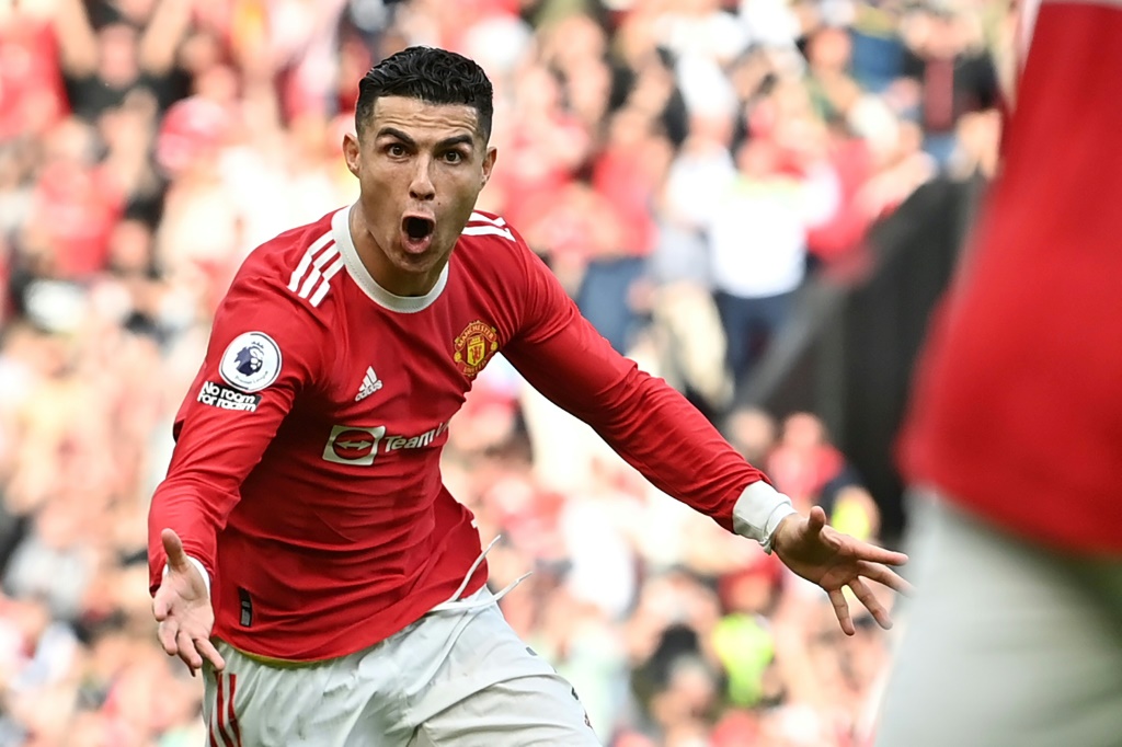 البرتغالي كريستيانو رونالدو يحتفل بعد تسجيله ثالث أهدافه لمانشستر يونايتد أمام نوريتش في 16 نيسان/أبريل 2022 (ا ف ب)