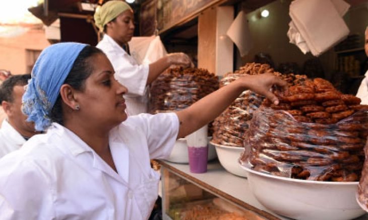 الإقبال على الحلويات في شهر رمضان عادة تشترك فيها وجدة مع باقي المدن المغربية (الأناضول)