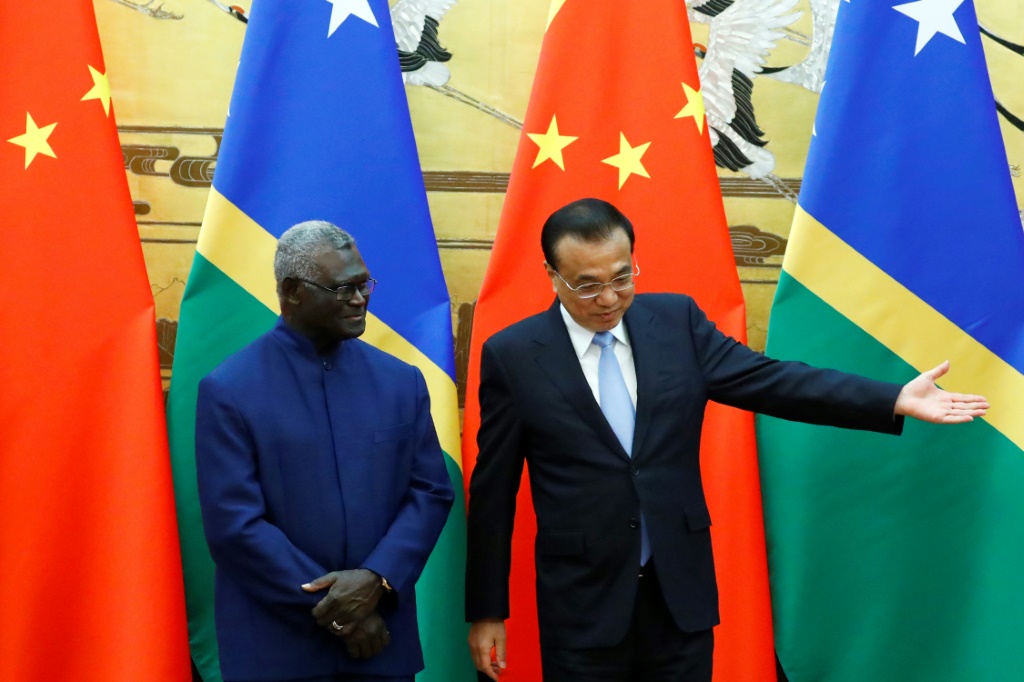 رئيس الوزراء الصيني لي كه تشيانغ (يمين) ورئيس وزراء جزر سليمان خلال اجتماع في 9 تشرين الأول/أكتوبر 2019 (ا ف ب)