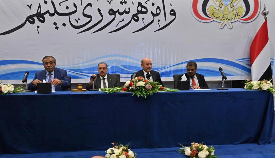 رئاسة مجلس النواب اليمني يتوسطهم رئيس مجلس القيادة الدكتور رشاد محمد العليمي (سبأ)