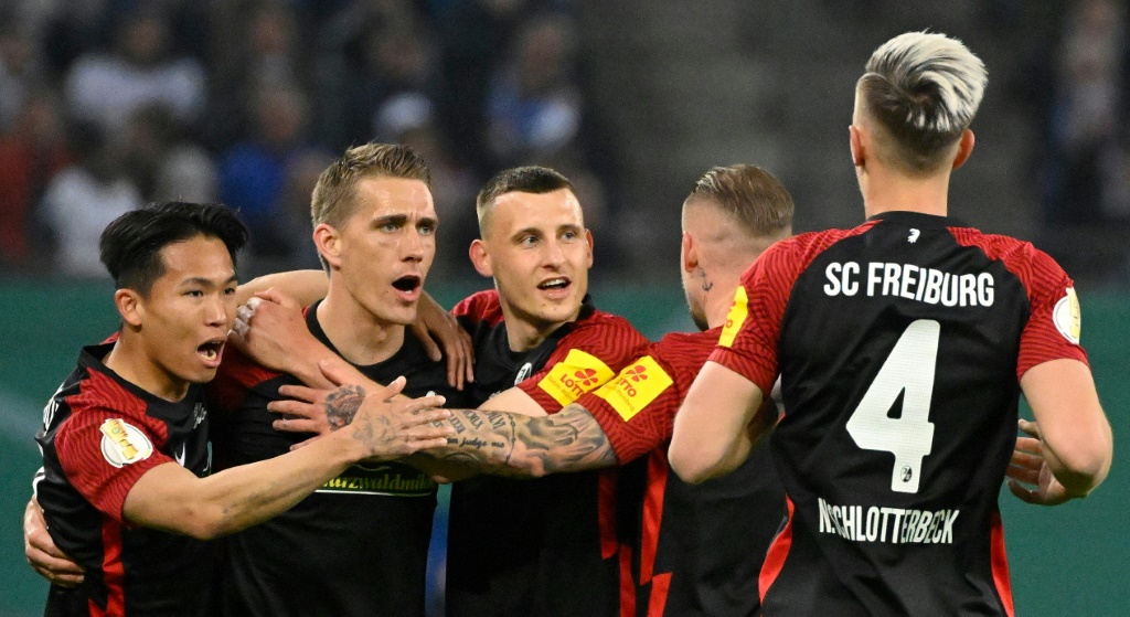 لاعبو فرايبورغ يحتفلون بهدف نيلس بيترسن في مرمى هامبورغ في نصف نهائي كأس ألمانيا لكرة القدم في 19 نيسان/ابريل 2022 (ا ف ب)