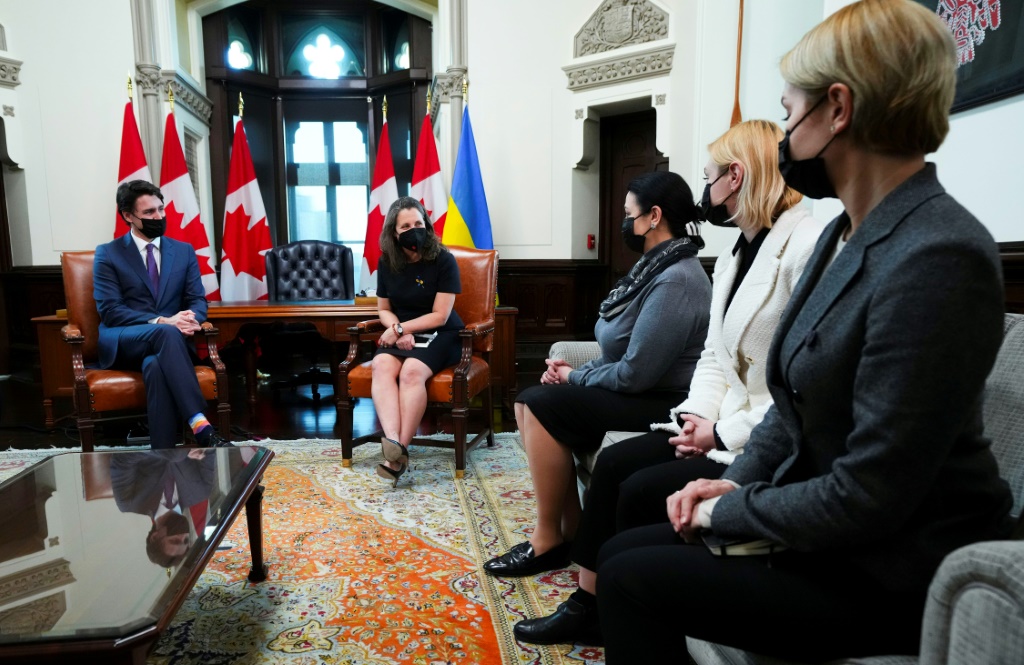 رئيس الوزراء الكندي جاستن ترودو أثناء لقائه وفدا من أعضاء البرلمان الأوكراني في مكتبه في مبنى البرلمان في أوتاوا بتاريخ 31 آذار/مارس 2022(ا ف ب)