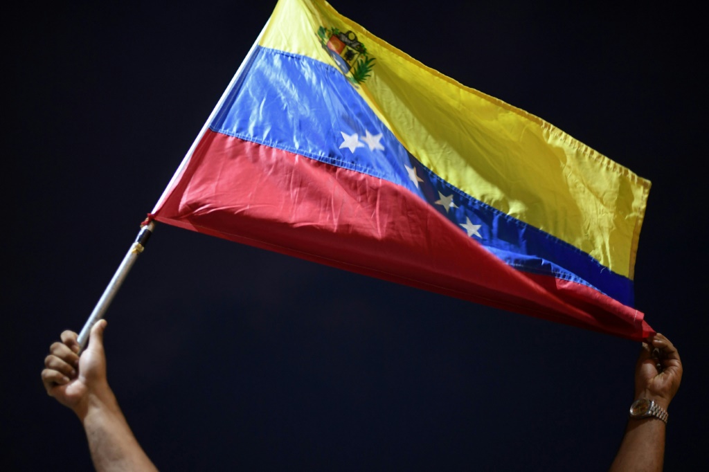 رجل يحمل علم فنزويلا في 18 كانون الأولمديسمبر 2020(ا ف ب)