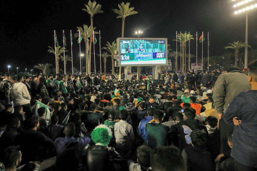 احتشد مئات المشجعين في ساحة الشهداء الواسعة في قلب العاصمة، لمتابعة بث المباراة عبر شاشة عملاقة نصبت خصيصاً لنقل هذا الحدث (ا ف ب)