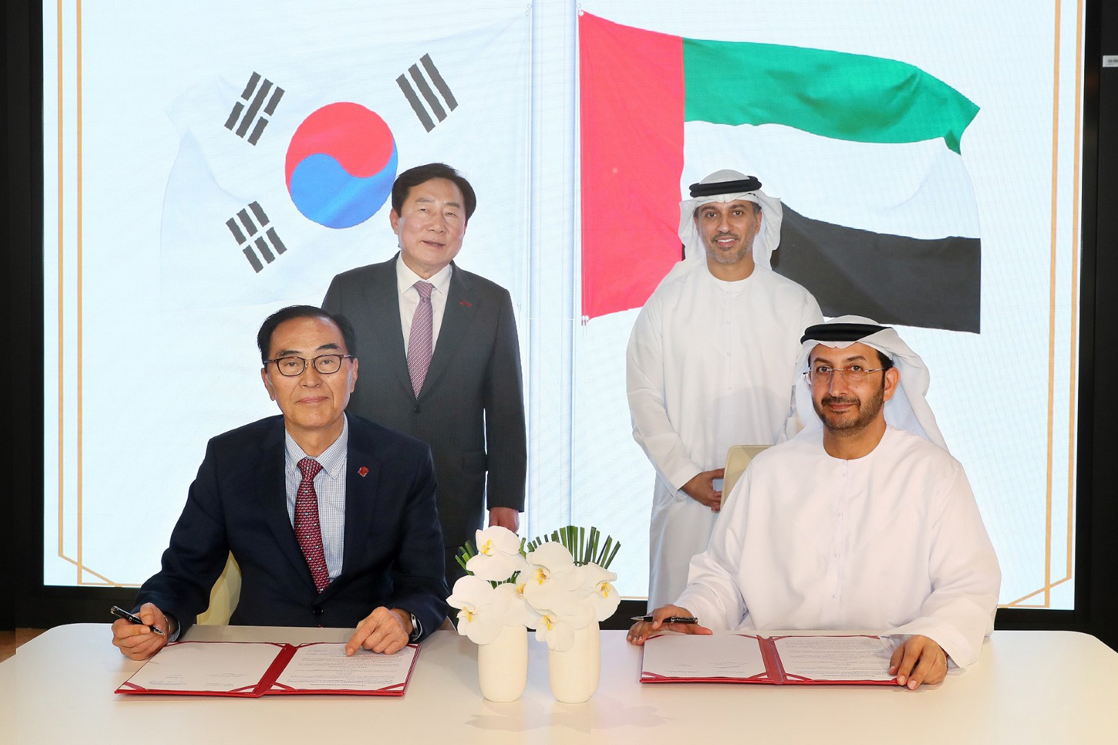 الإمارات وكوريا الجنوبية توقعان مذكرة تفاهم للتعاون في تنمية ريادة الأعمال ودعم المشاريع الصغيرة والمتوسطة في البلدين   (وام)