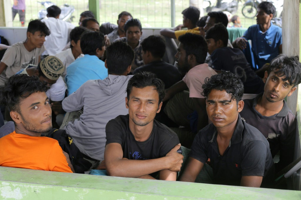 يعتبر ما يقدر بنحو 100 ألف شخص من الروهينجا مهاجرين غير مسجلين، ومن ثم لا يمكنهم الحصول على التعليم أو العمل أو الرعاية الصحية (أ ف ب)