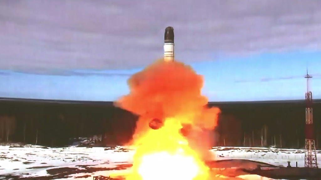 صورة نشرتها وزارة الدفاع الروسية في 20 نيسان/أبريل لعملية إطلاق الصاروخ البالستي العابر للقارات "سارمات". (ا ف ب)