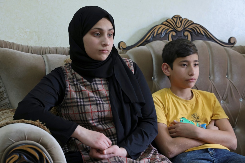 جميلة وعمر اثنان من أطفال الفلسطينية غادة السباتين التي قتلت عن طريق الخطأ برصاص إسرائيلي في منزل العائلة في 18 نيسان/أبريل 2022 (ا ف ب)