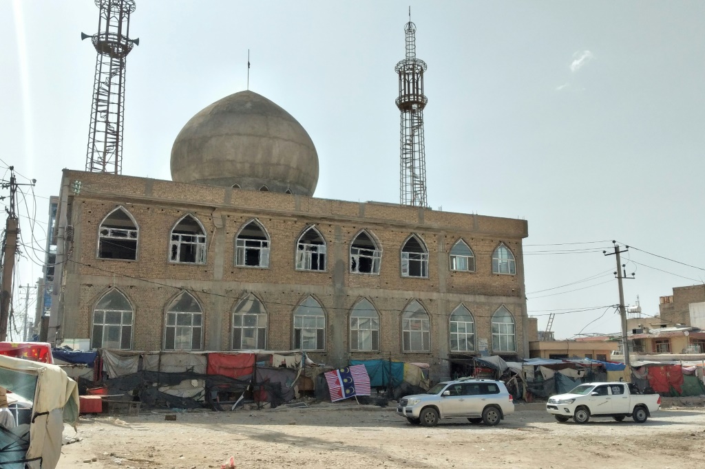 مسجد "سه دكان" في مزار الشريف في شمال أفغانستان كما بدا من الخارج بعد تفجير استهدفه في 21 نيسان/أبريل 2022.(ا ف ب)