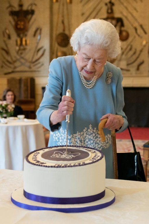 الملكة إليزابيث الثانية تقطع قالب حلوى لمناسبة اليوبيل البلاتيني لاعتلائها العرش البريطاني في الخامس من شباط/فبراير 2022(ا ف ب)
