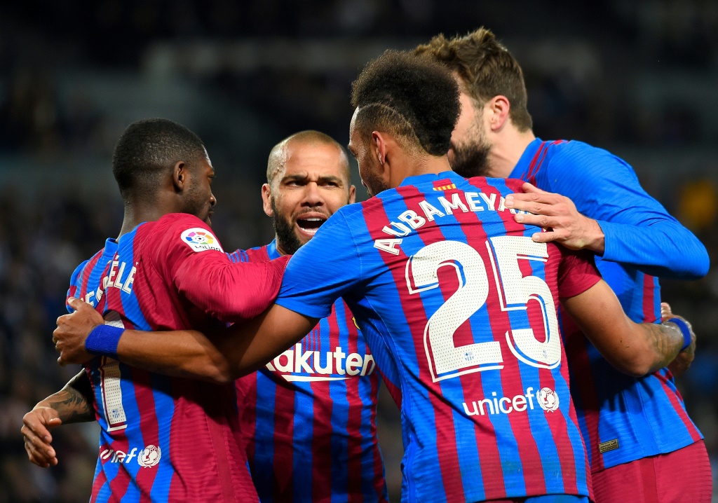 لاعبو برشلونة يحتفلون بهدف الغابوني بيار إيميريك أوباميانغ في مرمى ريال سوسييداد خلال لقاء الفريقين في الدوري الإسباني لكرة القدم. سان سيباستيان، في 21 نيسان/أبريل 2022(ا ف ب)