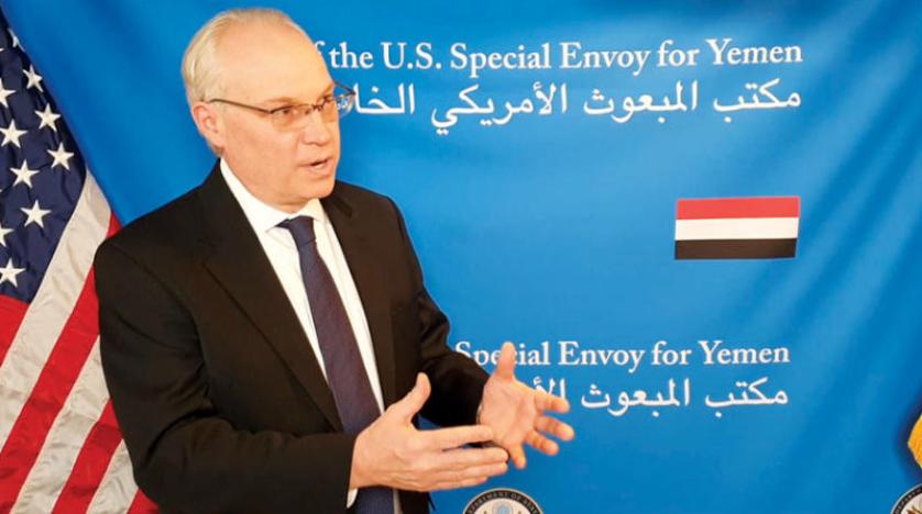 المبعوث الأميركي لليمن متحدثاً مع «الشرق الأوسط» اللندنية خلال المشاورات اليمنية - اليمنية في الرياض مطلع أبريل الحالي 