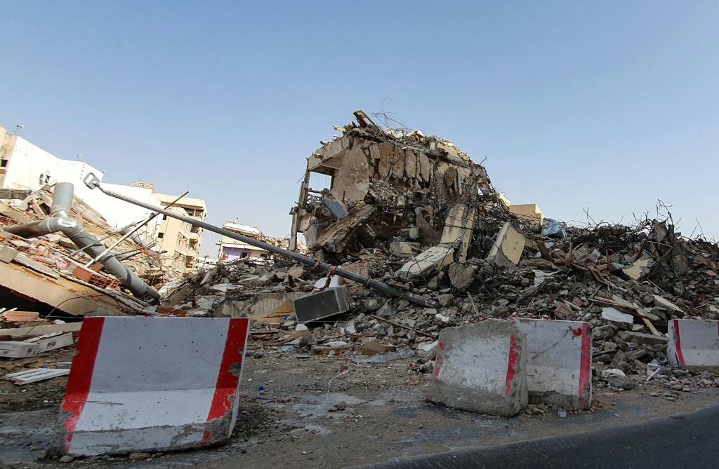 صورة التقطت في 14 آذار/مارس 2022 لأنقاض منزل بعد تدميره في جدة في غرب السعودية في إطار مشروع إعمار جديد (ا ف ب)