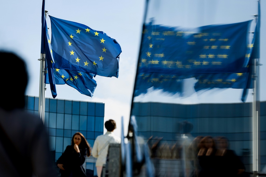    مارة أمام مقر المفوضية الأوروبية في بروكسل في 21 أيلول/سبتمبر 2021 (أ ف ب)