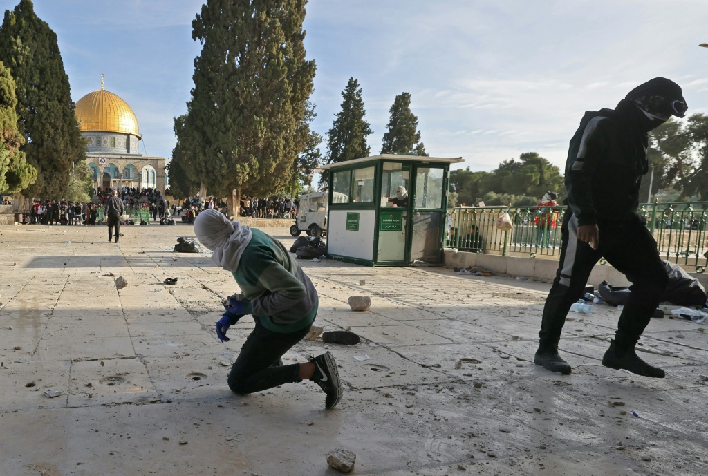 متظاهرون فلسطينيون في باحة المسجد الأقصى خلال اشتباكات مع القوات الاسرائيلية في 22 نيسان/أبريل 2022 (أ ف ب)