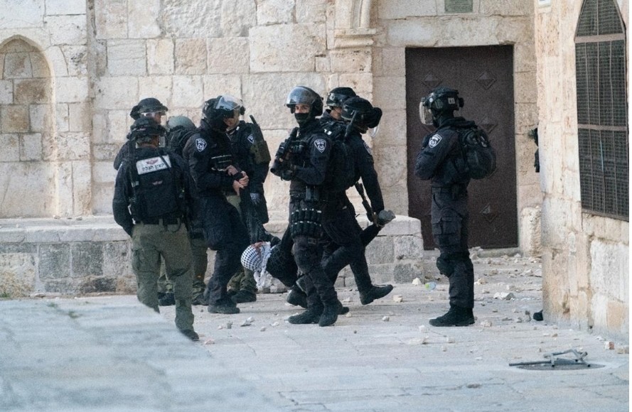 متظاهرون فلسطينيون في الحرم القدسي في القدس الشرقية المحتلة في 22 نيسان/ابريل 2022 (أ ف ب)