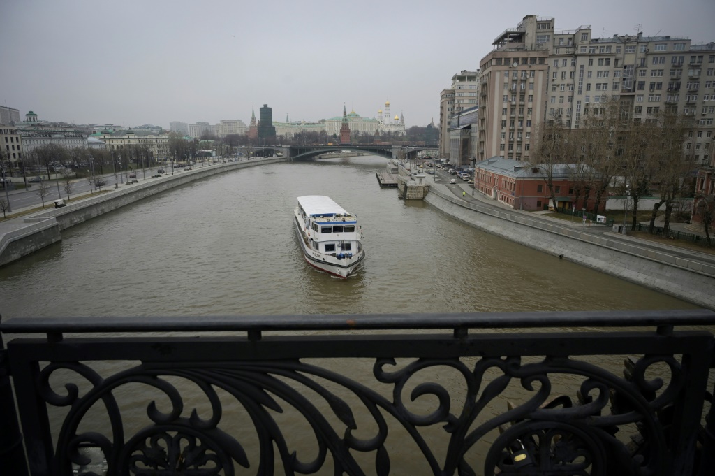 سفينة سياحية على طول نهر موسكفا فيما يظهر الكرملين في الخلفية في موسكو في 12 نيسان/أبريل 2022 (ا ف ب)