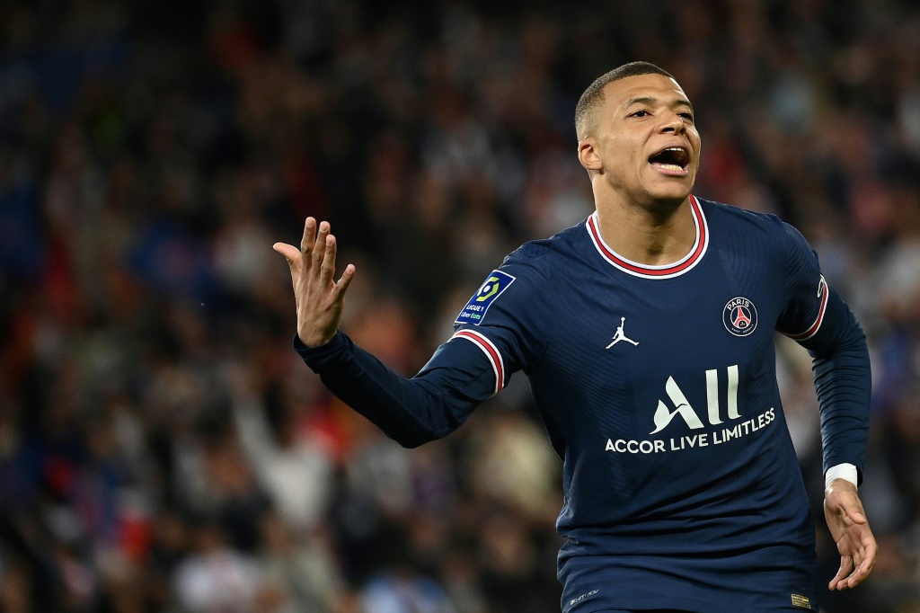 مهاجم باريس سان جرمان كيليان مبابي يحتفل بهدف الفوز في مرمى مرسيليا (2-1) في الدوري الفرنسي في 17 نيسان/أبريل 2022 (ا ف ب)