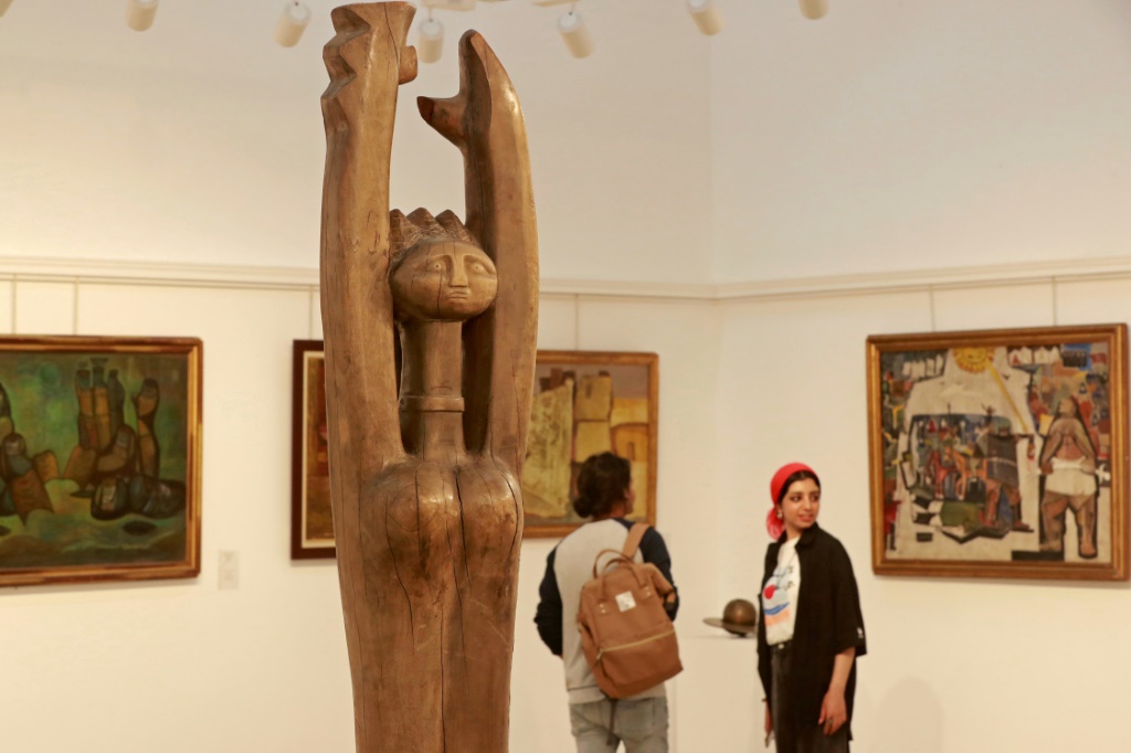 تمثال للفنان جواد سليم من بين أعمال من الفن المعاصر العراقي معروضة في بغداد، في السادس من نيسان/ابريل 2022 (ا ف ب)