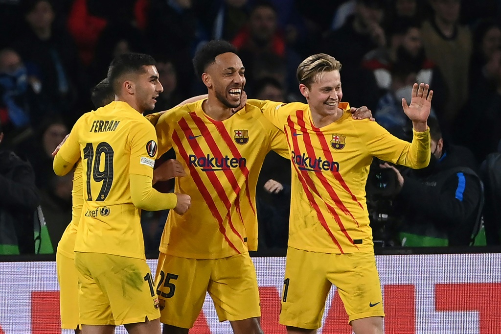 مهاجم برشلونة الدولي الغابوني بيار ايميريك اوباميانغ (وسط) يحتفل بتسجيله الهدف الرابع في مرمى نابولي الايطالي (4-2) في اياب الملحق المؤهل الى ثمن نهائي الدوري الاوروبي في نابولي في 24 شباط/فبراير 2022 (ا ف ب)