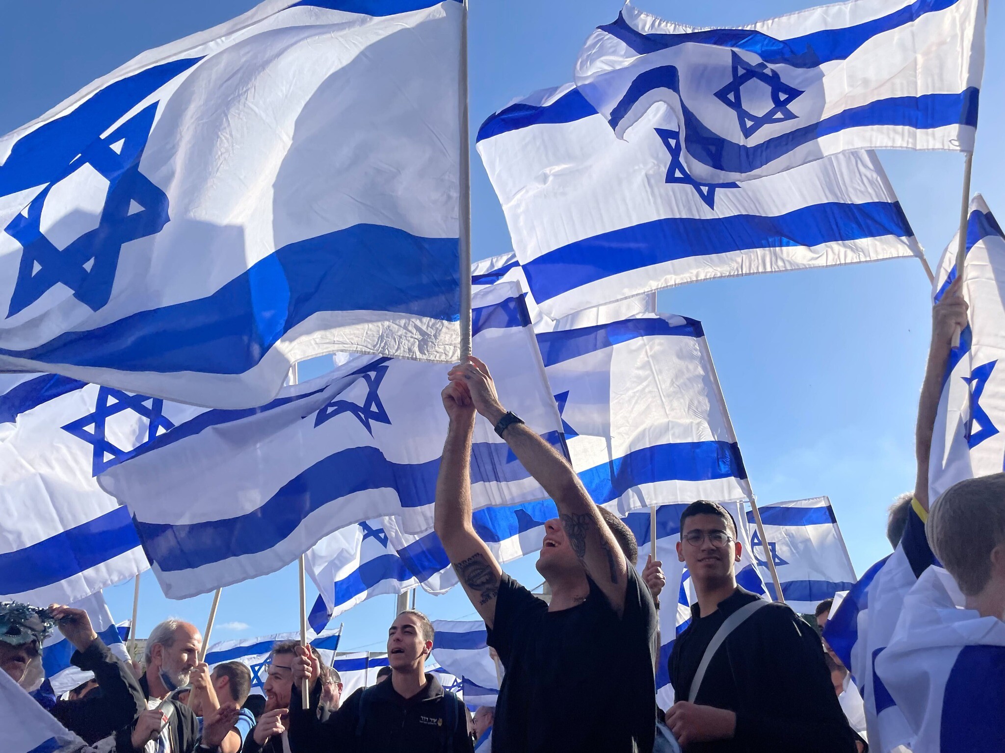 إسرائيليون يلوحون بالأعلام خارج البلدة القديمة في القدس ، 20 أبريل ، 2022 (اسرائيل تايمز) 