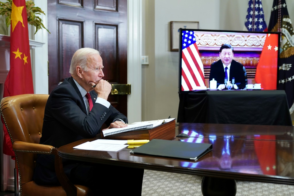 الرئيس الأمريكي جو بايدن ونظيره الصيني شي جين بينغ (أ ف ب)