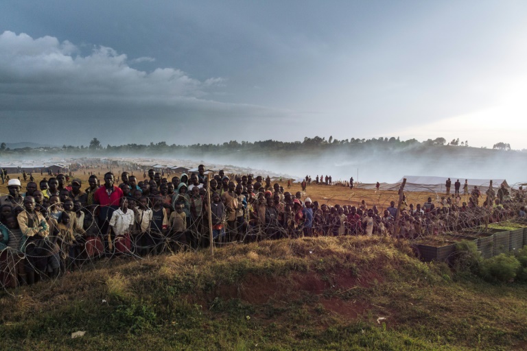 نازحون كونغوليون أمام سياج قاعدة لقوات حفظ السلام التابعة للأمم المتحدة على تلة رو في الكونغو الديموقراطية في 21 كانون الأول/ديسمبر 2021 ( اف ب)