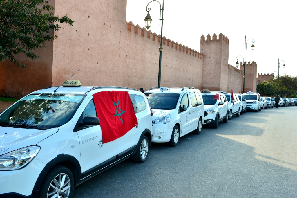 إضراب لسائقي سيارات الأجرة في المغرب ضد ارتفاع أسعار الوقود في الرباط بتاريخ 7 آذار/مارس 2022 (أ ف ب)