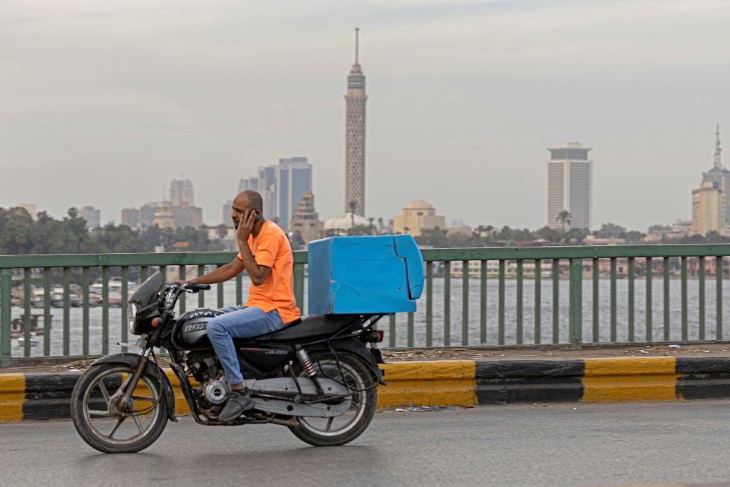في مصر ، حيث يوجد 60 في المائة من السكان البالغ عددهم 103 مليون نسمة دون سن الثلاثين ، اجتذبت منصات العمل الرقمية ما بين 100 ألف و 200 ألف عامل (أ ف ب)   