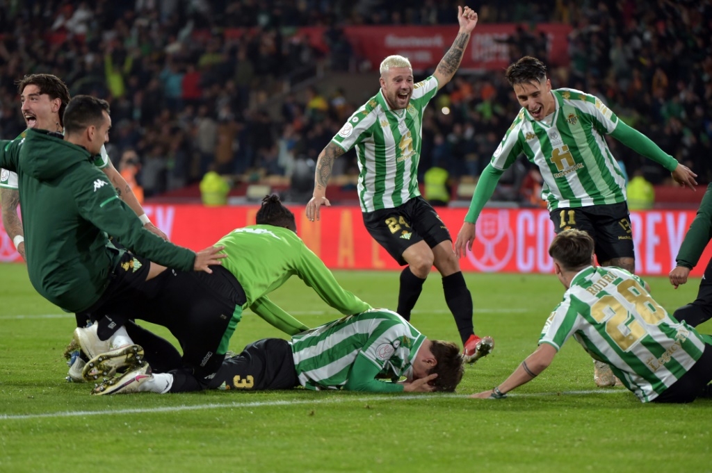 لاعبو بيتيس يحتفلون باحراز كأس اسبانيا لكرة القدم. اشبيلية في 23 نيسان/ابريل 2022 (ا ف ب)