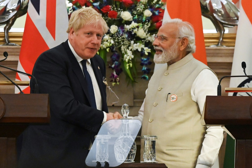 رئيس الوزراء البريطاني بوريس جونسون مع رئيس الوزراء الهندي ناريندرا مودي (أ ف ب)
