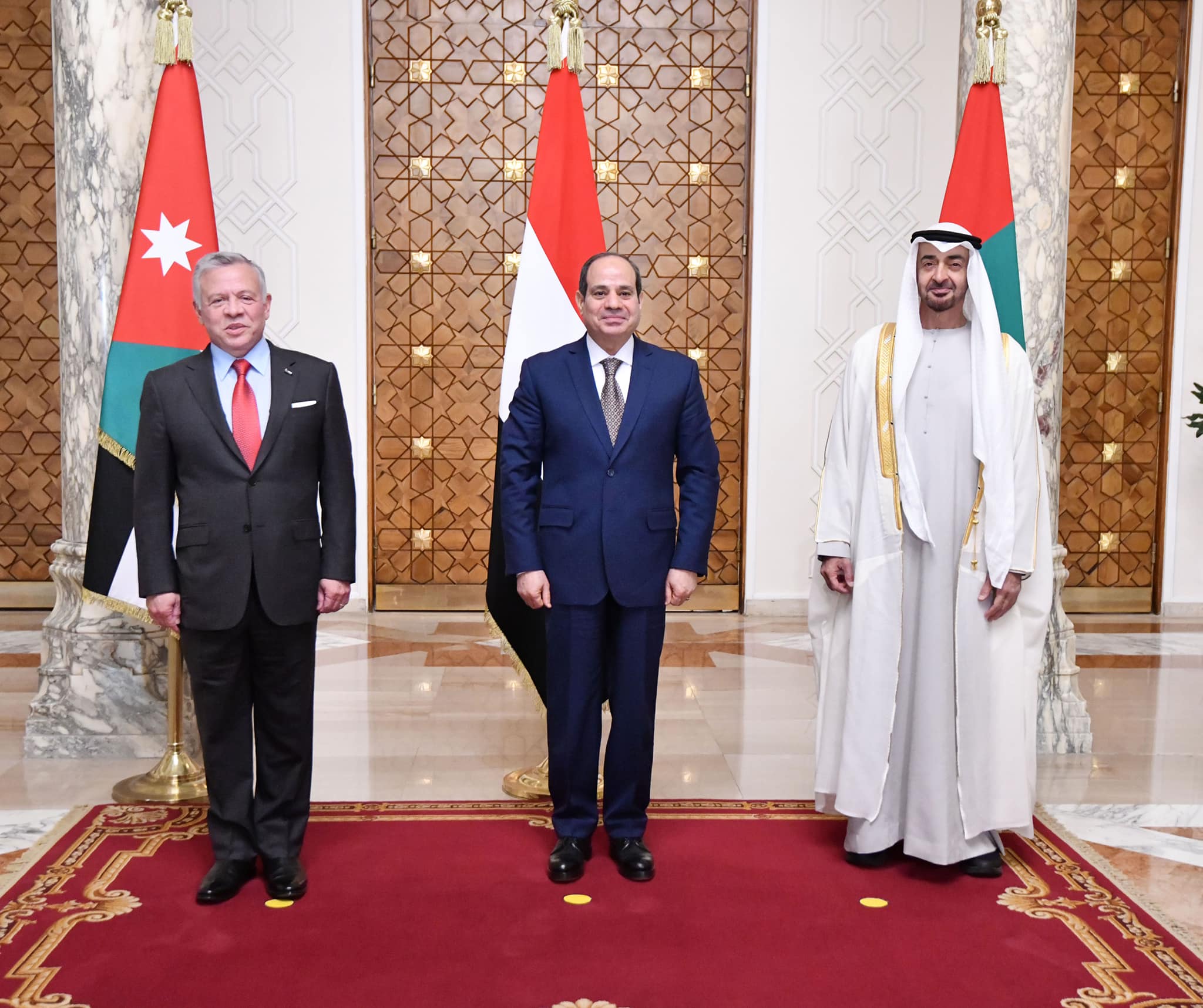 الرئيس المصري عبد الفتاح السيسي والشيخ محمد بن زايد آل نهيان ولي عهد أبو ظبي، والعاهل الأردني عبد الله الثاني (الرئاسة المصرية)