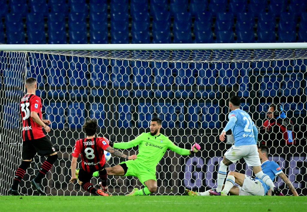 ساندرو تونالي يسجل هدف الفوز لميلان في الوقت القاتل ضد مضيفه لاتسيو في الدوري الايطالي لكرة القدم في 24 نيسان/ابريل 2022(ا ف ب)