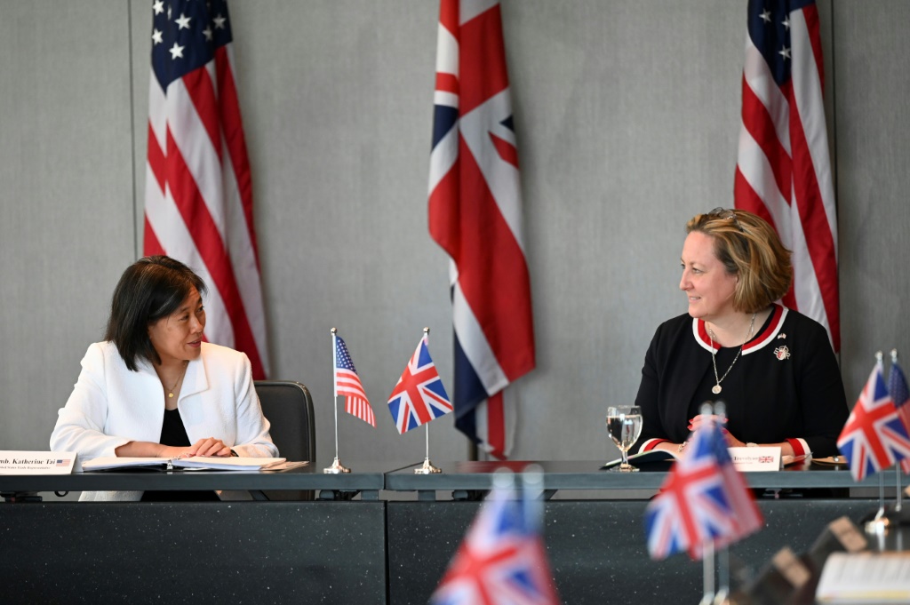 وزيرة التجارة البريطانية الدولية آن-ماري تريفيليان (يمين) والممثلة التجارية الأميركية كاثرين تاي (يسار) تجريان محادثات تجارية في 25 و26 نيسان/أبريل 2022 (ا ف ب)