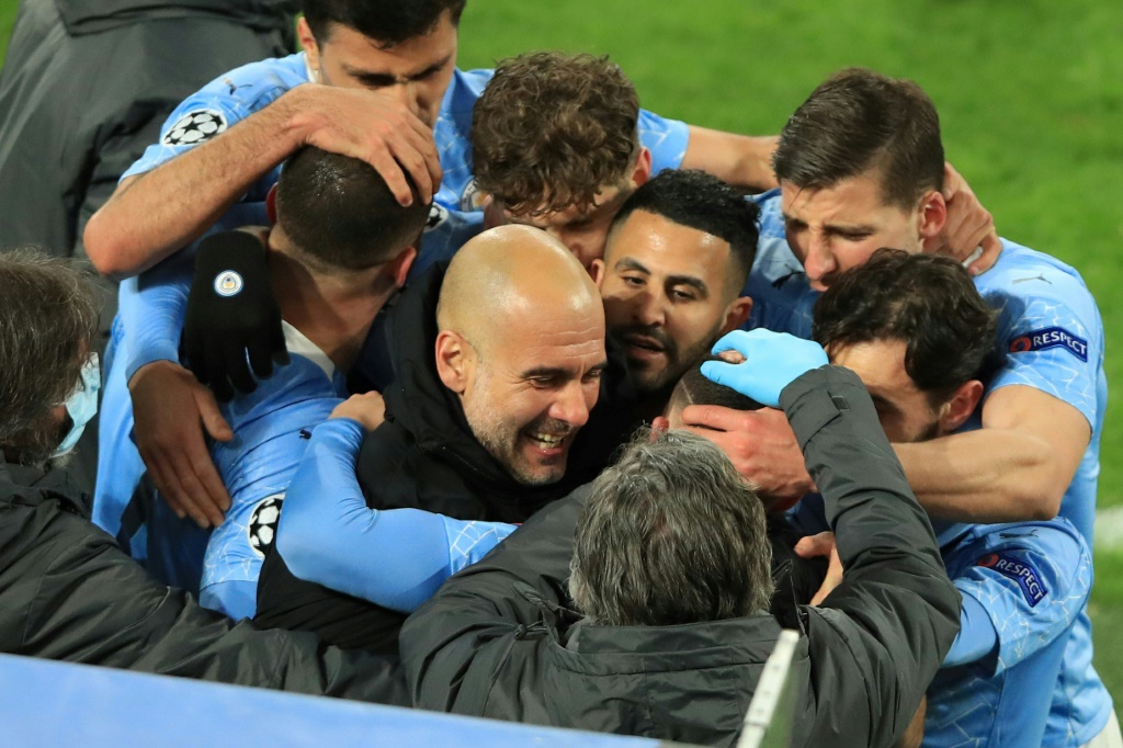 لاعبو مانشستر سيتي الانكليزي يحتفلون بمدربهم الاسباني جوزيب غوارديولا عقب التأهل الى نصف نهائي مسابقة دوري أبطال أوروبا في 14 نيسان/أبريل 2021. (ا ف ب)
