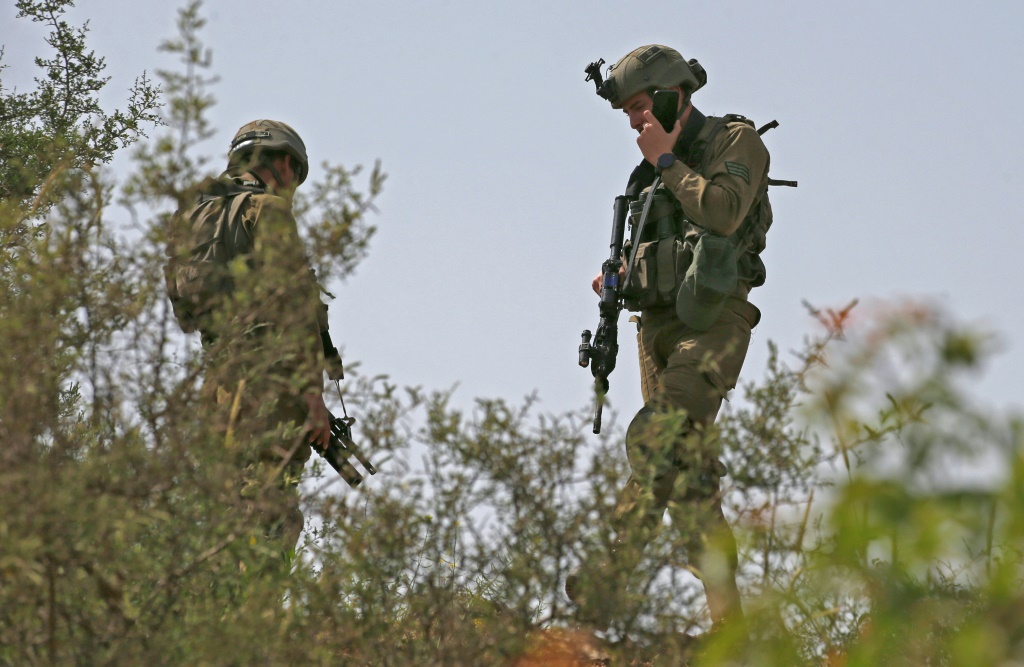 يتمركز جنود إسرائيليون بالقرب من بلدة المطلة شمال إسرائيل على طول الحدود مع لبنان في 25 أبريل 2022 ، بعد إطلاق صواريخ ليلية من لبنان على شمال إسرائيل (ا ف ب)