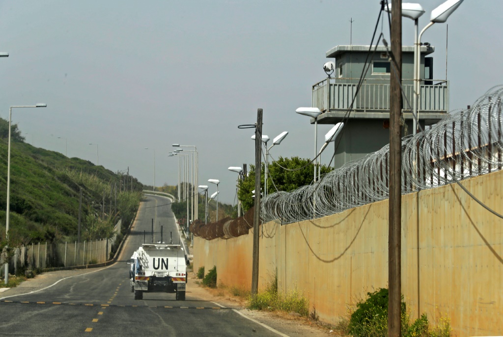 مركبة تابعة لقوة الأمم المتحدة المؤقتة في لبنان تقوم بدوريات على طريق في بلدة الناقورة جنوب لبنان ، بالقرب من الحدود مع إسرائيل ، في 25 أبريل 2022 ، بعد إطلاق قذيفة من لبنان على شمال إسرائيل ، مما دفع بالرد (أ ف ب)