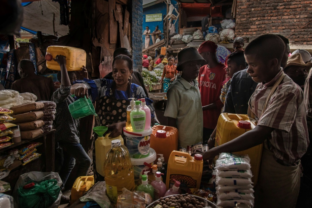 تُجّار يبيعون حاجات أساسية في سوق نياويرا في بوكافو في شرق جمهورية الكونغو الديموقراطية في 16 آذار/مارس 2022 (أ ف ب)