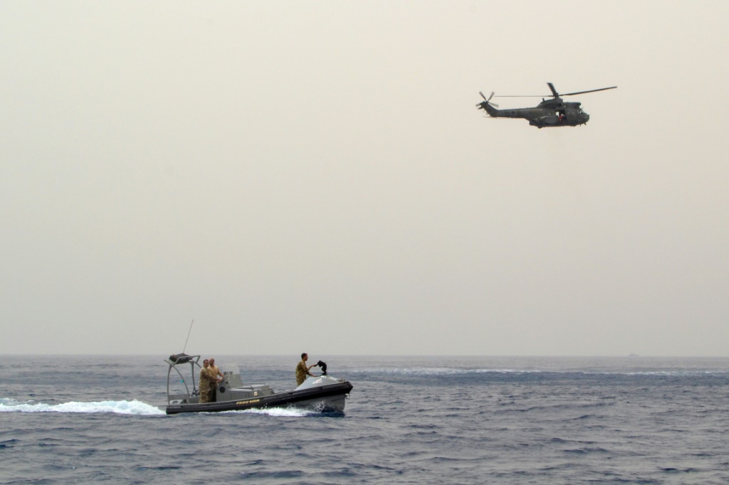 فرق الجيش اللبناني تقوم بعملية بحث عن غارقين في حادثة قارب الهجرة قبالة طرابلس شمال لبنان، في 24 نيسان/أبريل 2022 (ا ف ب)