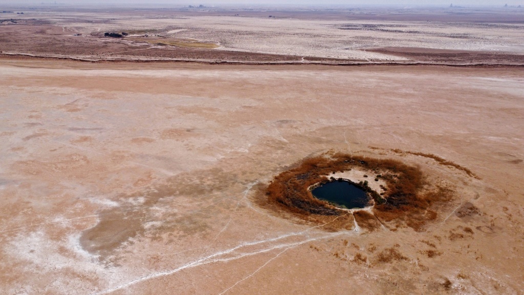     لقطة جوية تظهر الجفاف الذي أتى بالكامل على بحيرة ساوة في جنوب العراق في 19 نيسان/ابريل 2022 (ا ف ب)