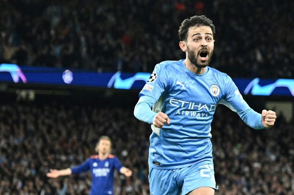 لاعب وسط مانشستر سيتي البرتغالي برناردو سيلفا محتفلا بعد تسجيله هدف فريقه الرابع في مرمى ريال مدريد الاسباني في دوري أبطال أوروبا في ملعب الاتحاد في 26 نيسان/ابريل 2022(ا ف ب)