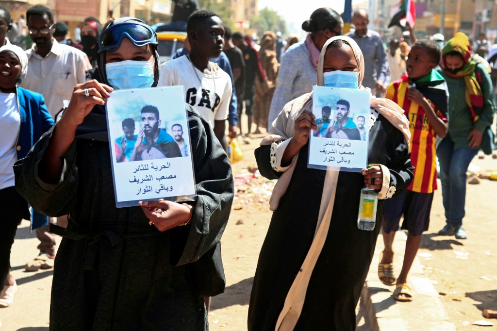 متظاهرون سودانيون ضد الانقلاب العسكري في حي الديوم في العاصمة السودانية الخرطوم بتاريخ 7 شباط/فبراير 2022(ا ف ب)